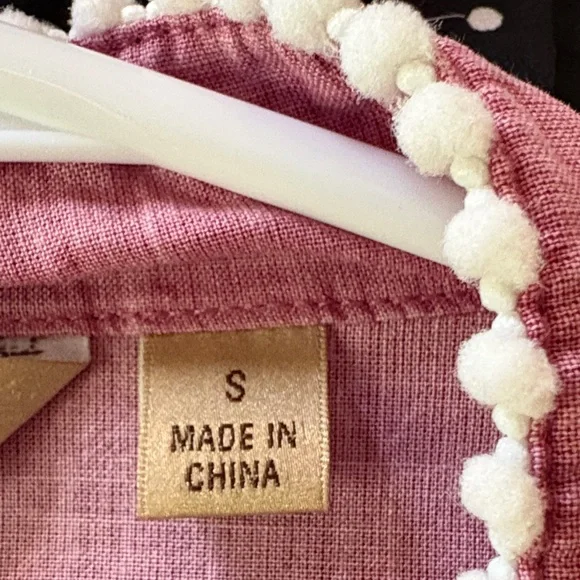 Motto Button Down Short Sleeved Top With Ruffles and Heavy Buttons Small - Picture 3 of 11